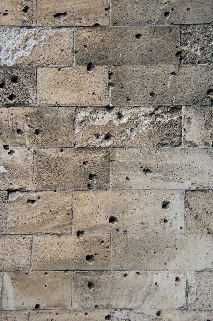 Gaten in de muur netjes wegwerken met gipsplaatvuller