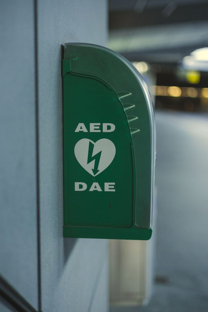 Een AED in de buurt: hoe regel je dat als sportclub, VvE of buurtvereniging?